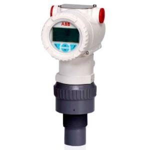 Compact ultrasonic level transmitter